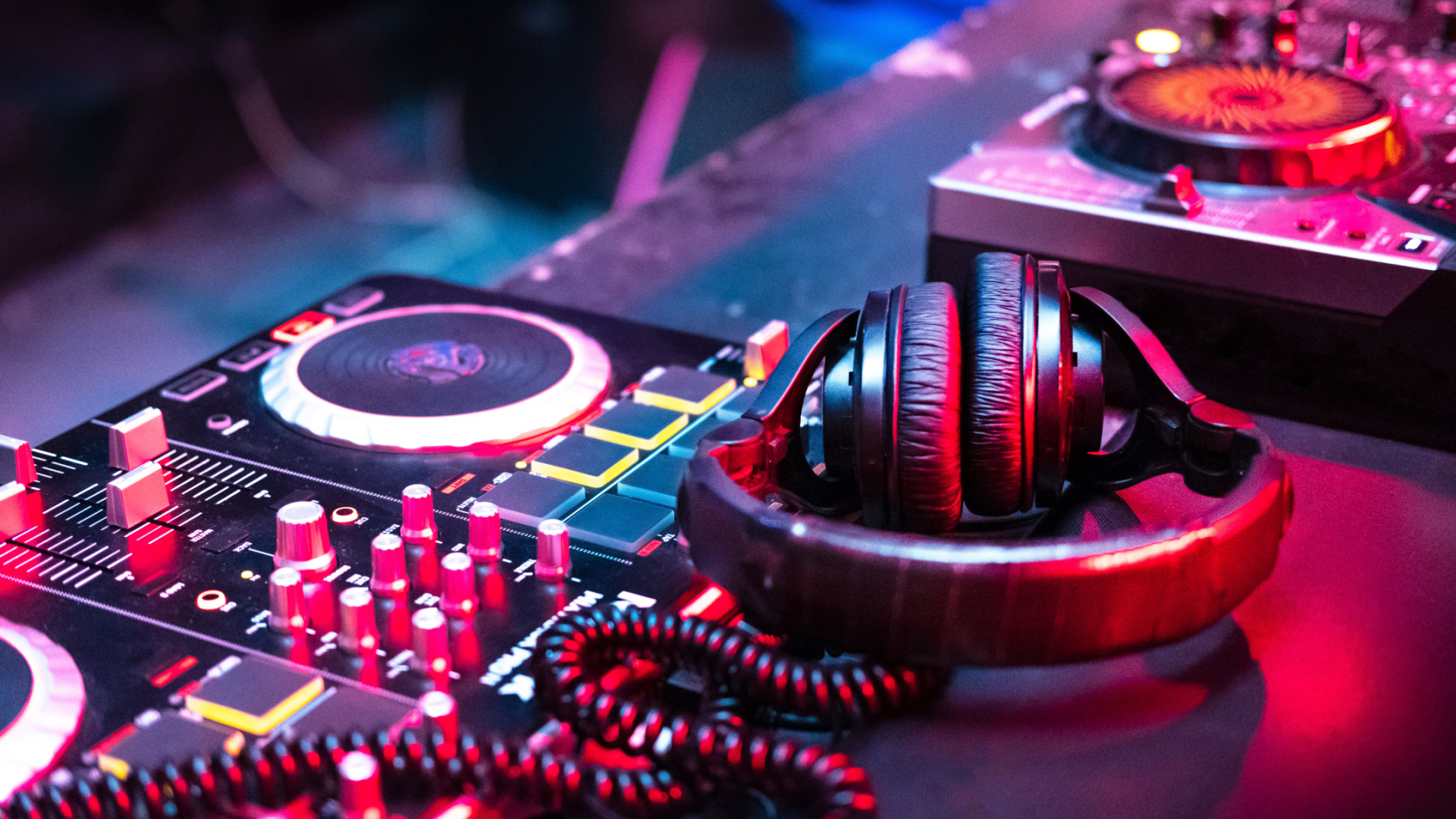 Header bekende dj's